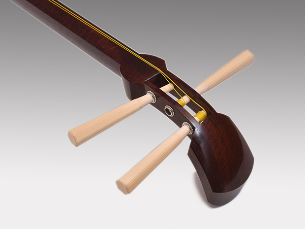 三味線 虎トチ入り紅木 中棹 金細 2枚溝 犬皮 子持ち綾